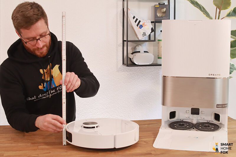 Die Höhe des Dreame X40 Ultra wird mit einem Lineal ausgemessen.